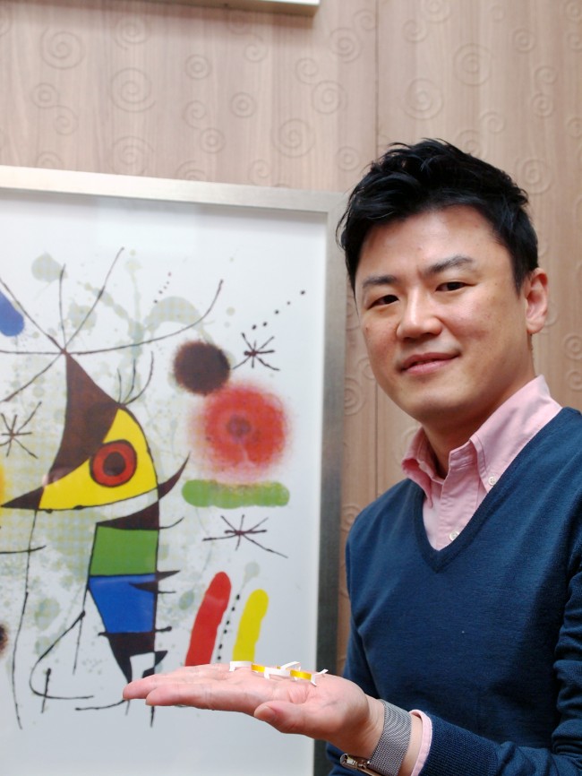 습기만으로 움직이는 '하이그로봇'을 개발한 김호영 서울대 기계항공공학부 교수 - 윤신영 제공